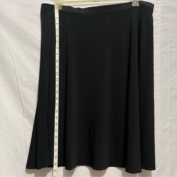 Black skirt - Picture 2 of 7